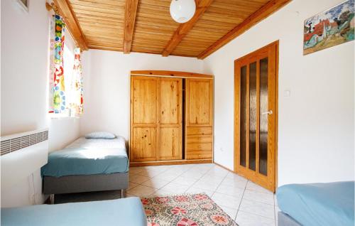 羅威的住宿－Stunning Home In Rowy With 4 Bedrooms, Sauna And Wifi，一间卧室配有一张床和一扇木门