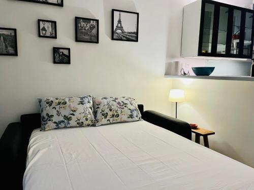 1 dormitorio con cama con almohada en Wendy family flat with calm courtyard 3min for metro Paris in 10 mins, en Maisons-Alfort