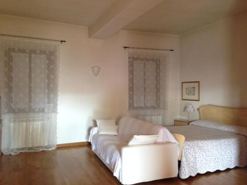 a living room with a couch and a bed at Agriturismo Cascina Magana in Burago di Molgora