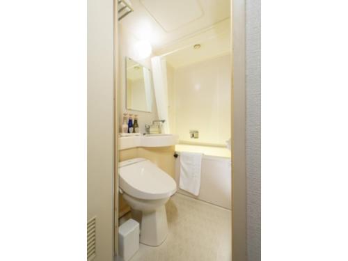 三原的住宿－Hotel Yassa - Vacation STAY 08896v，浴室配有卫生间、盥洗盆和浴缸。