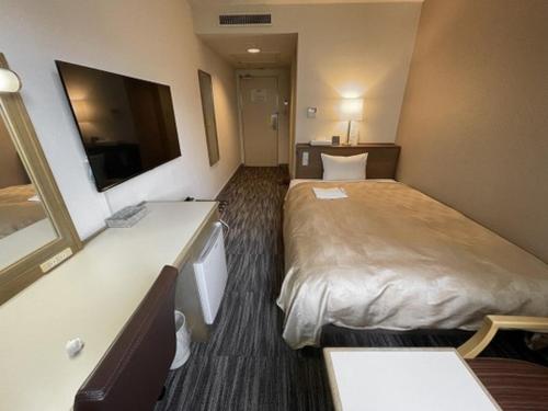 三原市にあるHotel Yassa - Vacation STAY 08818vのベッド1台、薄型テレビが備わるホテルルームです。