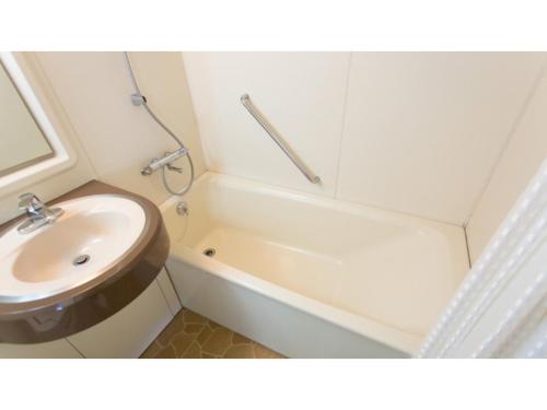 Hotel AreaOne Sakaiminato Marina - Vacation STAY 09688v في ساكايميناتو: حمام مع حوض ومرحاض وحوض استحمام