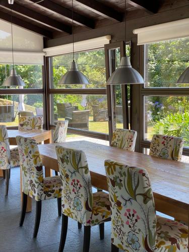 Un comedor con mesa y sillas de madera. en Finca Portizuelo, en Luarca