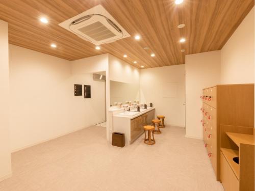 uma casa de banho com um lavatório e um toucador com um tecto em Hotel Torifito Kashiwanoha - Vacation STAY 75947v em Kashiwa
