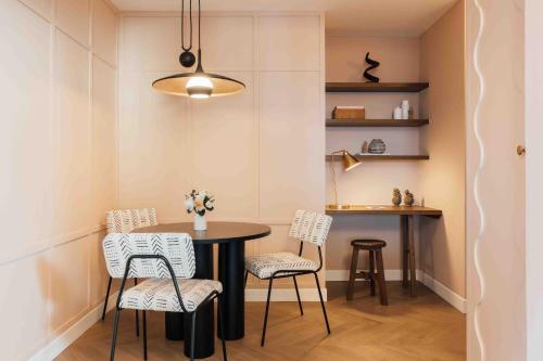 uma sala de jantar com mesa e cadeiras em Clemonte Hotel - Your Reception-less Boutique Hideaway em Salzburgo