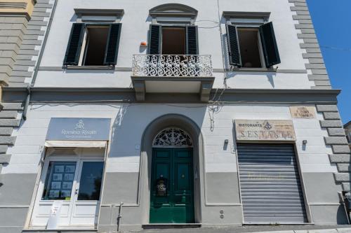 un edificio con una puerta verde y un balcón en Acquaviva Apartments, en Livorno