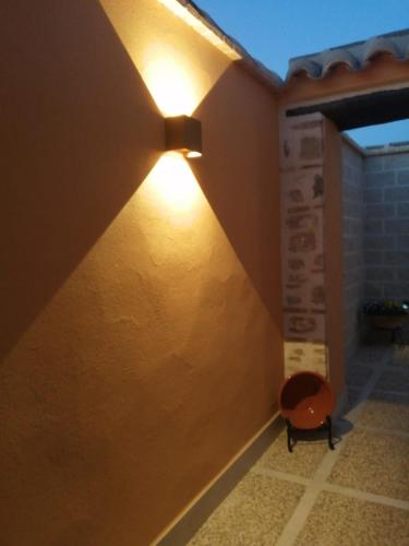 una luz en el lateral de una pared en Pozo De Las Nieves, en Orgaz