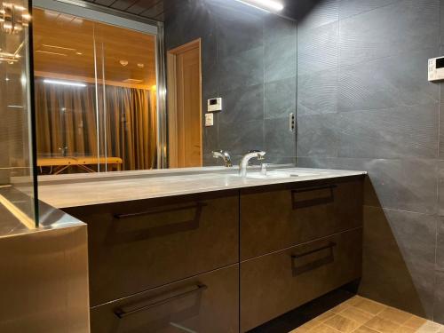 y baño con lavabo y espejo. en Yaizu - House - Vacation STAY 14728, en Yaizu