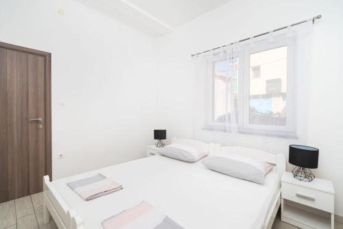Postel nebo postele na pokoji v ubytování Apartments Grubišić - Šibenik - parking included