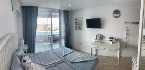Телевизор и/или развлекательный центр в PARADISO 'B' 108 Private Cozy Room NESSEBAR
