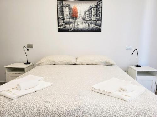 een slaapkamer met een bed met twee handdoeken erop bij Dimora Mastcarrir in Monte SantʼAngelo