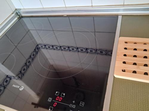 una ducha vacía en un baño con puerta de cristal en Brisas del Mar Azul, en Torrevieja