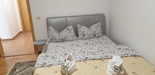 - une chambre dotée d'un lit avec des chaussures blanches dans l'établissement Casa Camelia, à Ocna Şugatag