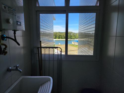 baño con ventana con vistas a la playa en PACIFIC - PRAIA DO FORTE, en Cabo Frío