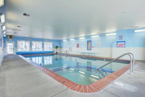 une grande piscine avec un toboggan au milieu dans l'établissement Sea Gypsy Rentals, à Lincoln City