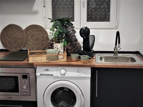 a kitchen with a washing machine and a sink at BS apartamentos Aledo14 in Novelda