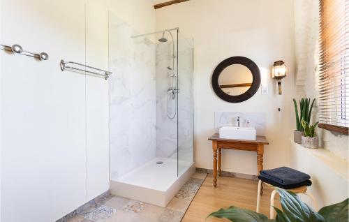 een badkamer met een glazen douche en een wastafel bij Awesome Home In Fressin With 4 Bedrooms, Wifi And Sauna in Fressin