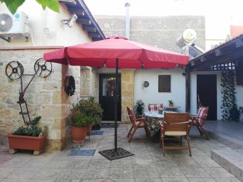 En terrasse eller udendørsområde på Kyriaki's Traditional House