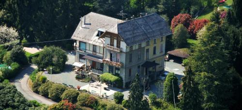 an aerial view of a house with a garden at B&B Villa Tavallini in Pollone