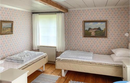 Un pat sau paturi într-o cameră la Lillstugan