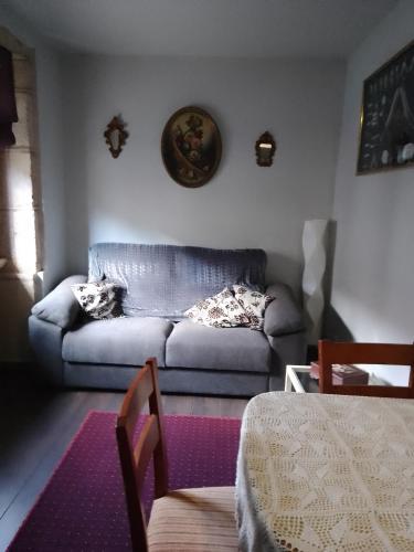 ein Wohnzimmer mit einem Sofa und einem Tisch in der Unterkunft Casa vacacional in Porto do Son