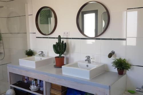 une salle de bain avec deux lavabos et deux miroirs dans l'établissement Loft 80m2 Bandol dernier étage à 100m plage, centre, port, à Bandol