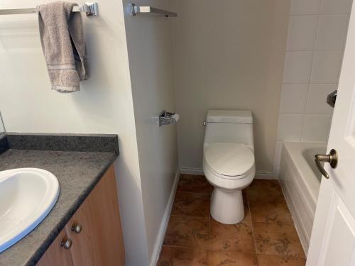La petite salle de bains est pourvue de toilettes et d'un lavabo. dans l'établissement 1BD+Den condo, with free parking in Downtown!, à Vancouver