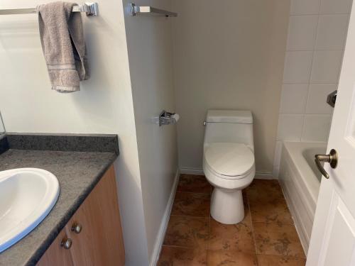Ένα μπάνιο στο 1BD+Den condo, with free parking in Downtown!