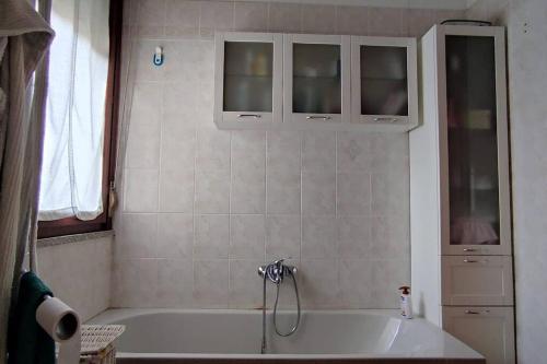Das Bad ist mit einer Badewanne mit einer Dusche ausgestattet. in der Unterkunft La terrazza sul golfo in Sìnnai