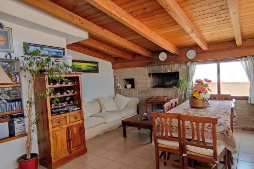 ein Wohnzimmer mit einem Tisch und einem Sofa in der Unterkunft La terrazza sul golfo in Sìnnai