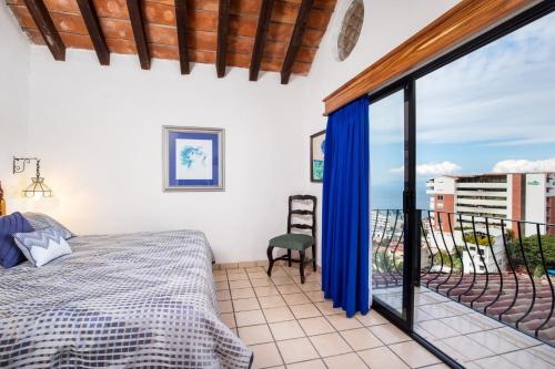 1 dormitorio con 1 cama y balcón en Casa Anita, en Puerto Vallarta