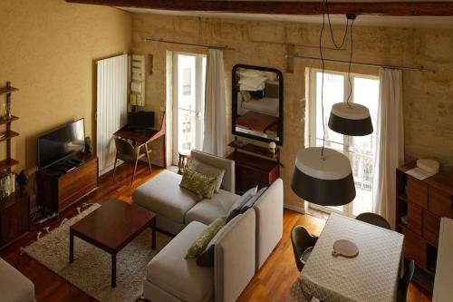 un salon avec un canapé et une télévision dans l'établissement Duplex Montpellier centre-ville, à Montpellier