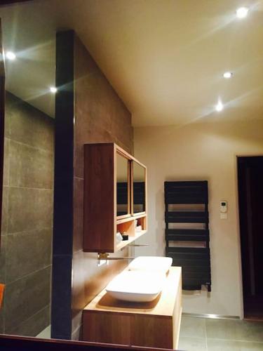 une salle de bain avec un lavabo et des toilettes dans l'établissement villa entre st rémy de provence et avignon, à Noves