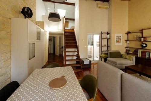 un salon avec une table à manger et un salon dans l'établissement Duplex Montpellier centre-ville, à Montpellier