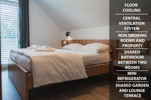 Un dormitorio con una cama con un cartel que dice que el suelo va a un sistema de ventilación crítico nuevo en Rooms Minka en Kamna Gorica