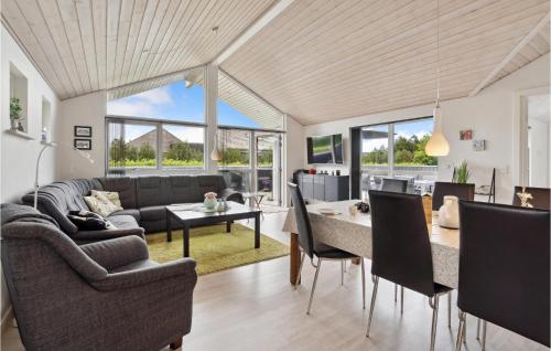 Χώρος καθιστικού στο Lovely Home In Haderslev With Sauna