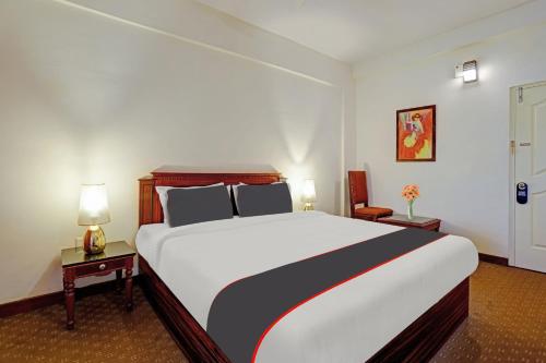 sypialnia z dużym łóżkiem w pokoju hotelowym w obiekcie Collection O Narendra Regency w mieście Punalūr