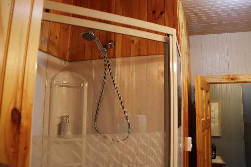 y baño con ducha y cabezal de ducha. en Chez Casimir en Matapedia