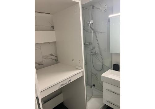 een badkamer met een inloopdouche en een wastafel bij Luxusferienwohnung mit Panoramablick in Köln Zentrum in Keulen