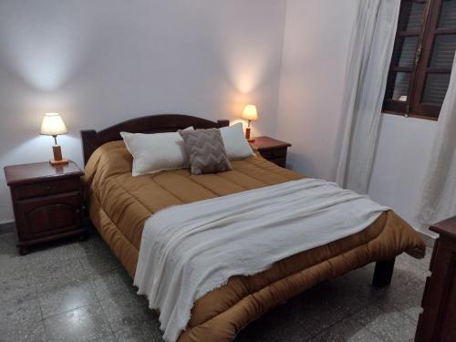 1 dormitorio con 1 cama grande y 2 mesitas de noche en LA CASA en 