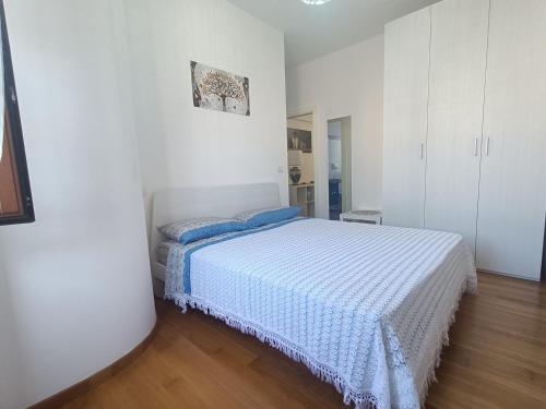 sypialnia z łóżkiem w białym pokoju w obiekcie Casa Mimmi - Pesaro Centro/Mare w mieście Pesaro