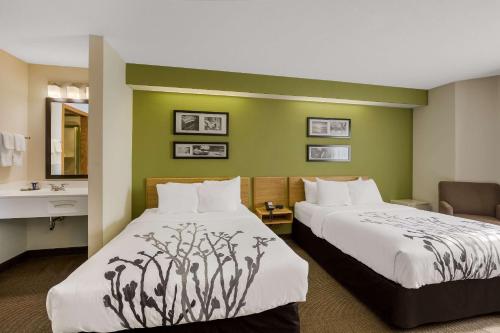 Habitación de hotel con 2 camas y baño en Sleep Inn, en Bolivar