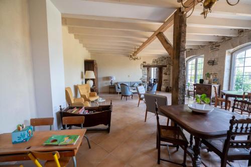 sala de estar con mesa y sillas en Ty Monde - Chambres d'hôtes en Finistère, en Poullaouen