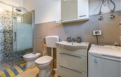 ein Bad mit einem WC, einem Waschbecken und einer Dusche in der Unterkunft 2 Bedroom Cozy Home In Filipana in Filipana