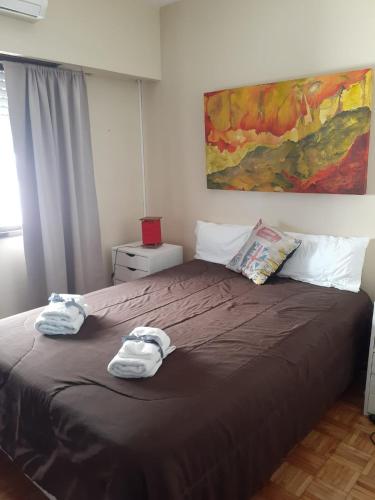een slaapkamer met een bed met twee handdoeken erop bij Vicente López Fresh in Vicente López