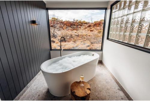 uma banheira na casa de banho com uma janela em Discovery Resorts - Kings Canyon em Kings Canyon