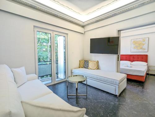 アテネにあるAcropolis View Dream Apartmentsのリビングルーム(ベッド1台、ソファ付)