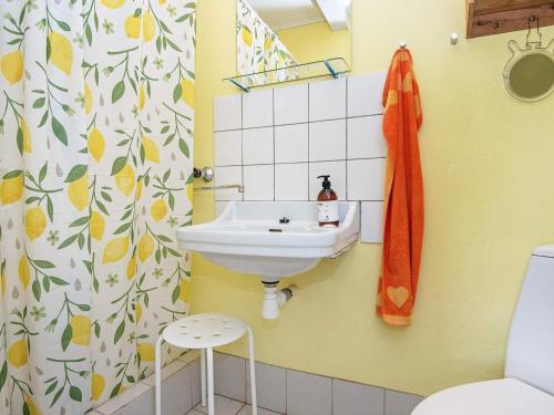 ein Bad mit einem Waschbecken und einem WC in der Unterkunft Holiday home Lemvig XXX in Lemvig