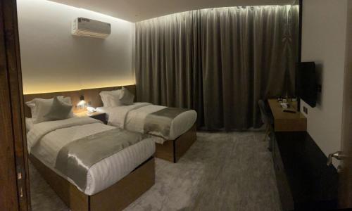سرير أو أسرّة في غرفة في فندق ياز