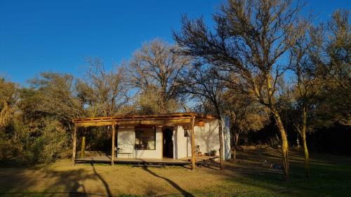 una pequeña casa en medio de un campo en Saucearriba, Saucelinda. en Villa Dolores